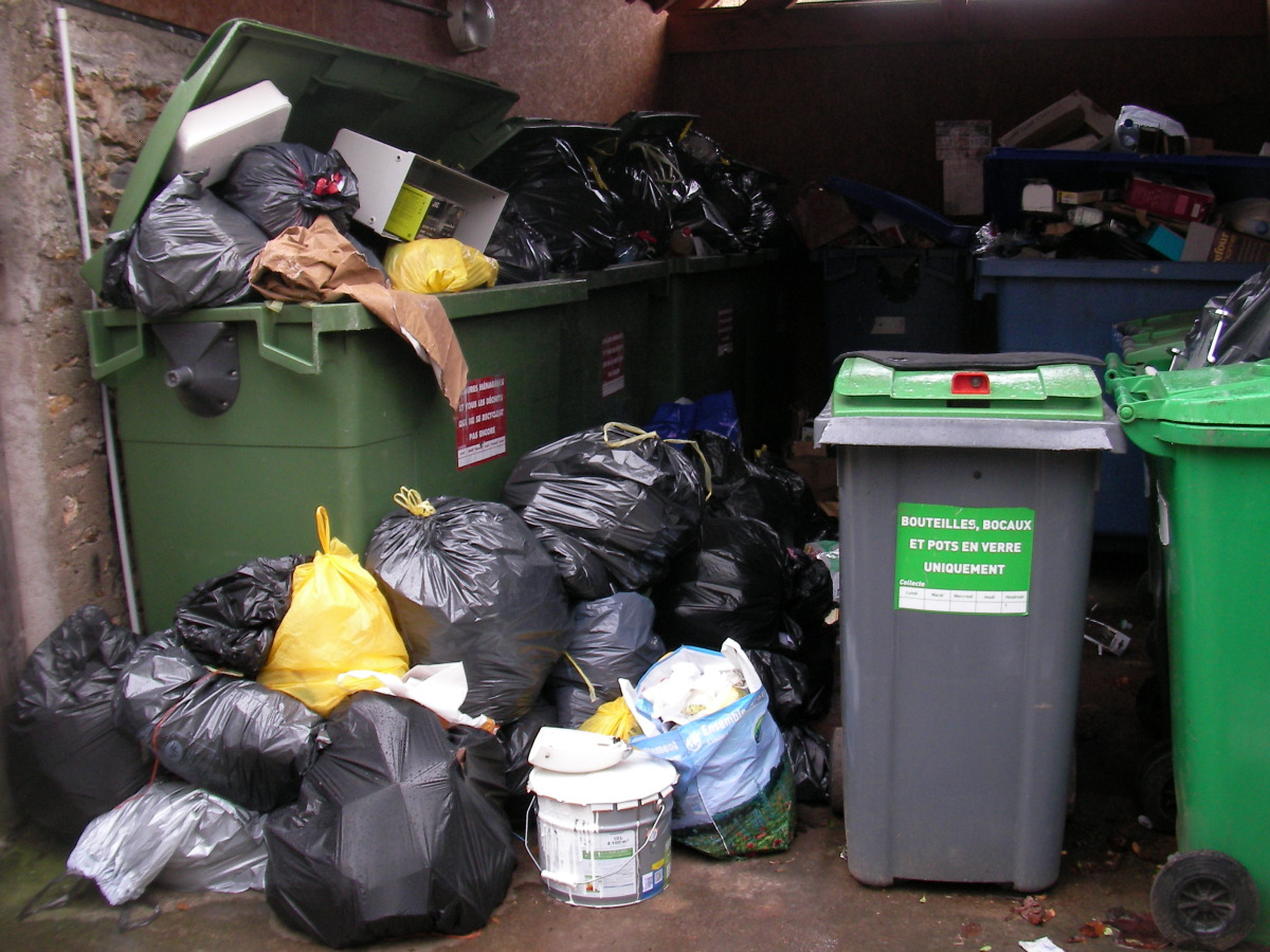 Utilisation abusive du local poubelles rue des prêtres