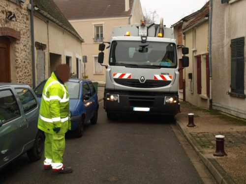 Camion poubelle qui ne peut accéder à la rue Basse… maire et policiers municipaux aux abonnés absents…