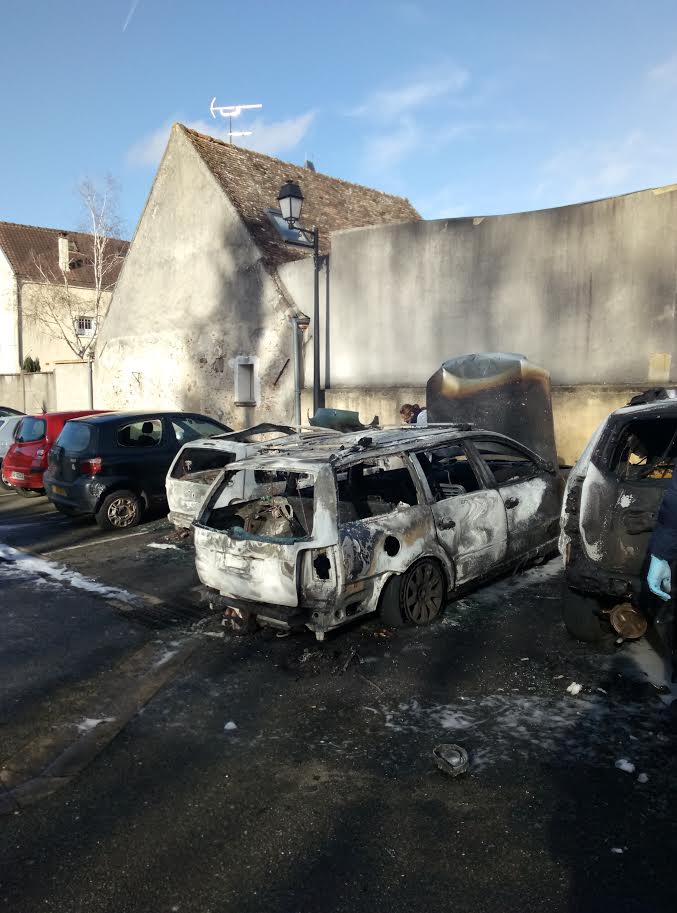 Non pas 2 mais 4 voitures incendiées à Saint Arnoult – les photos