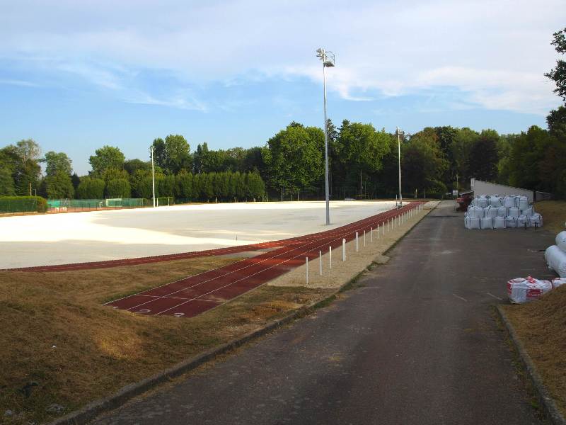 Terrain de foot en synthetique… déja un surcoût significatif à la charge des Arnolphiens.